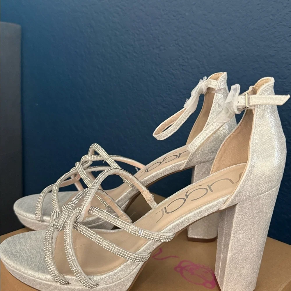 Silver and rhinestone heels 👠